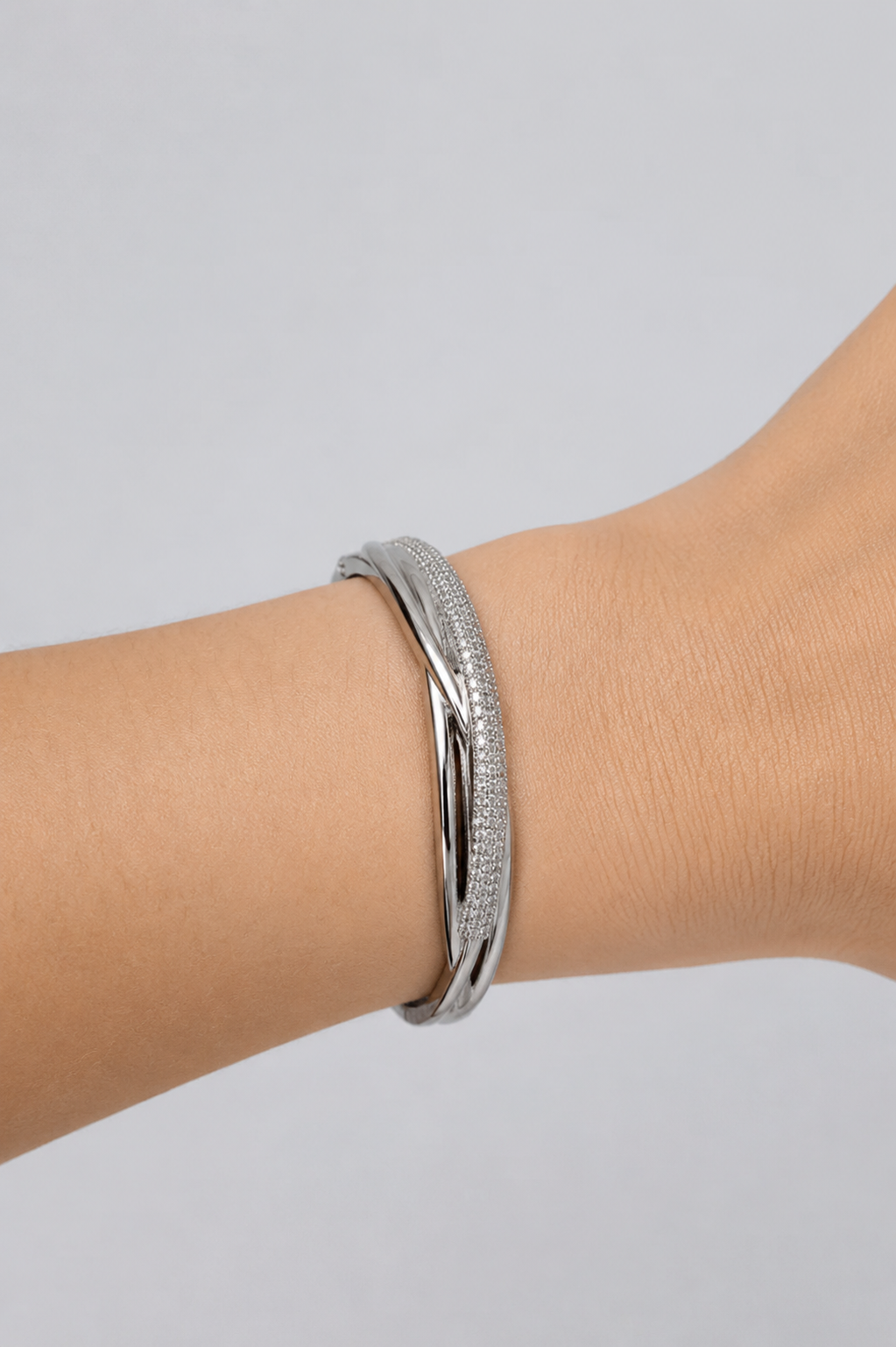 Bracelete Nuance Torcido com Zircônia Ródio Branco
