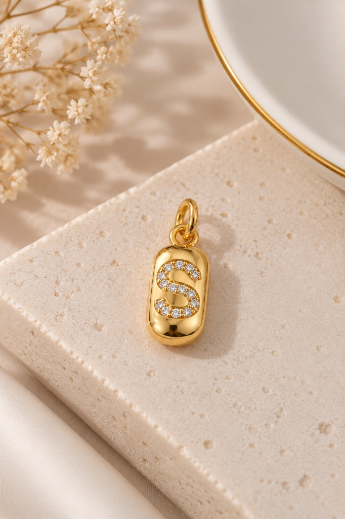 Scarlat SKU 15169 foto 2 | Pingente Letras Chapinha Quadradinha Cravejada Ouro 18k