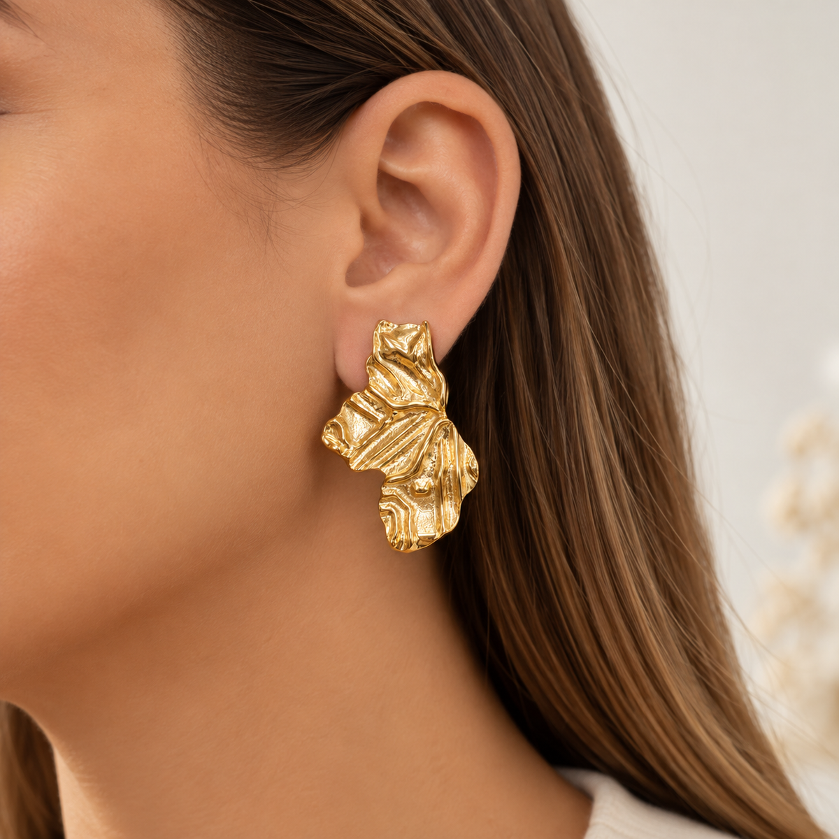 Brinco Meia Pétala Grande Ouro 18k