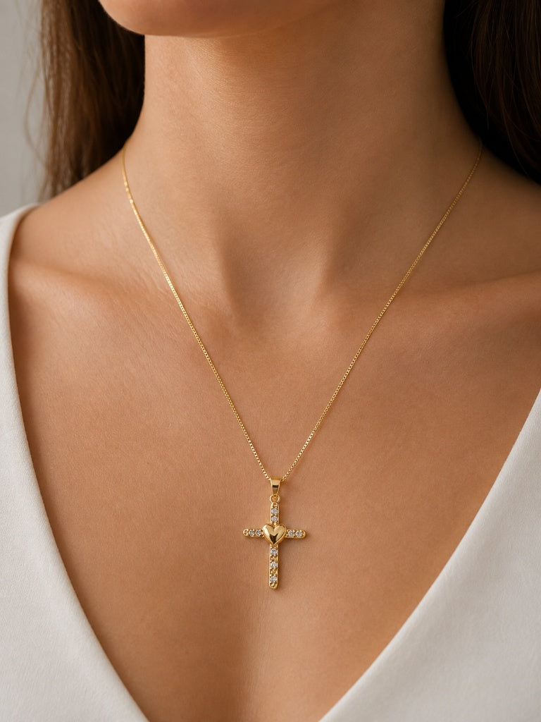 Colar Crucifixo Cravejado com Coração Ouro Liso 18k