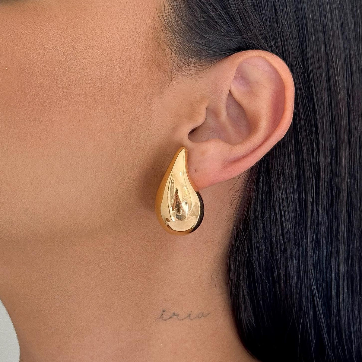 Brinco Gota Esculpida Folheado em Ouro 18K