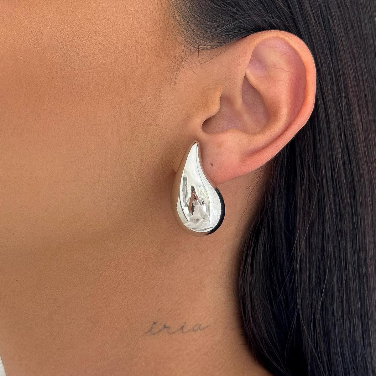 Brinco Gota Esculpida Folheado em Ródio Branco