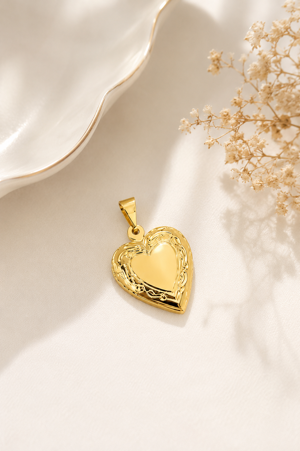 Pingente Relicário Coração com Bordas Trabalhadas Ouro 18k