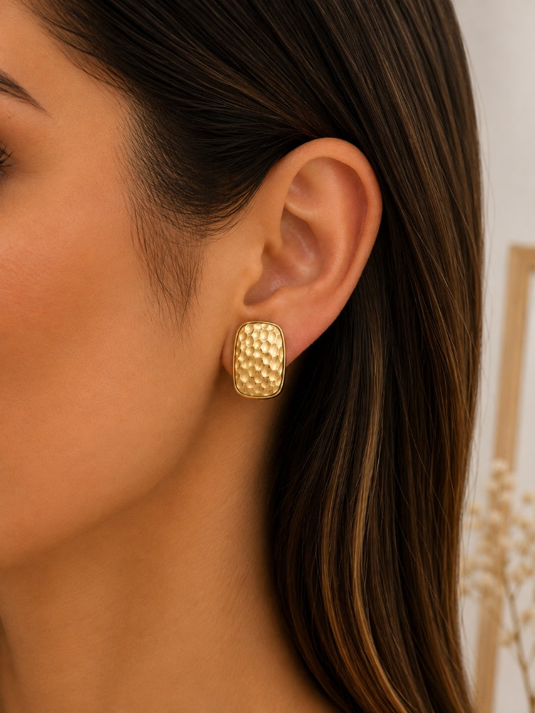 Brinco Retangular Martelado MontClair Ouro 18k