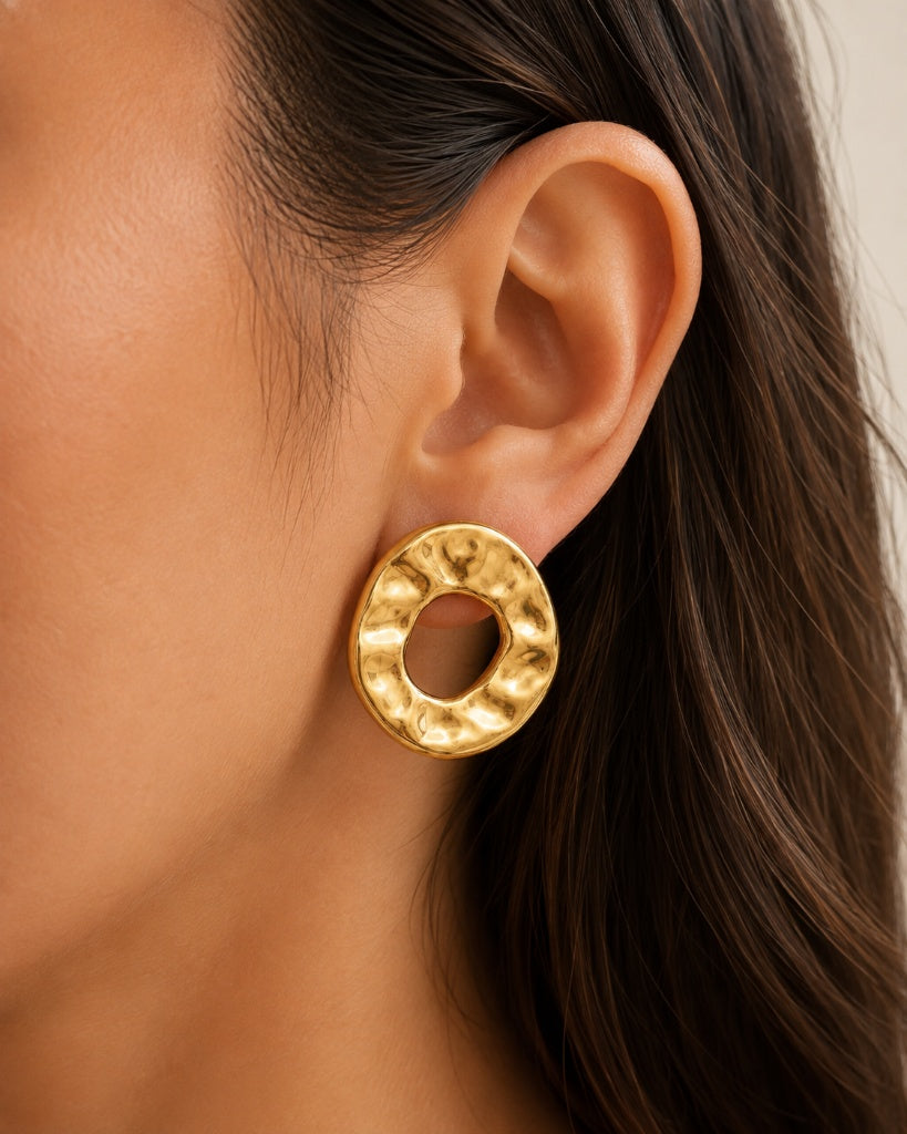 Brinco Oval Desregular Vazado Martelado Ouro 18k