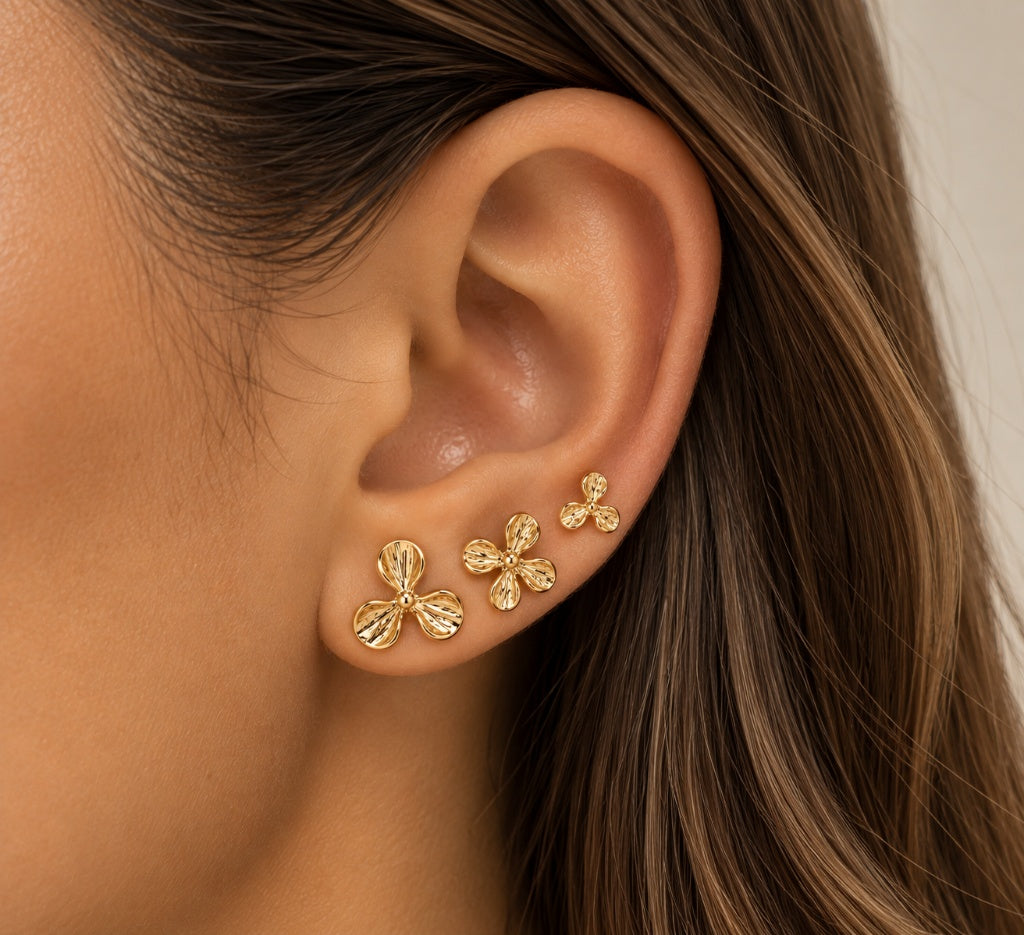 Brinco Trio Orquídea Lisa Ouro 18k