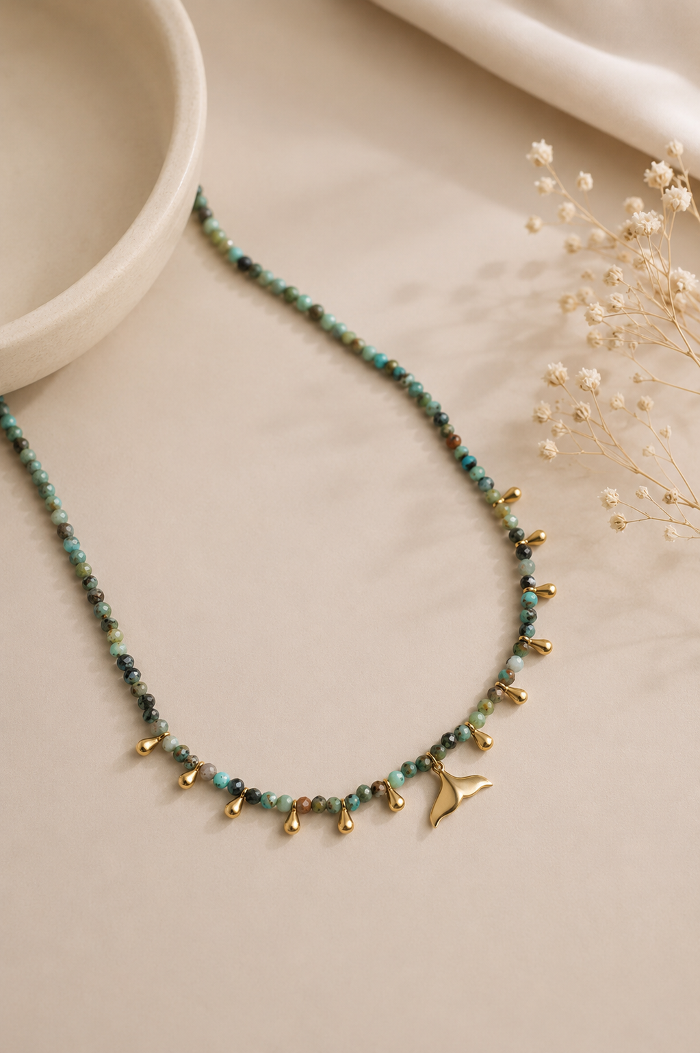 Colar pedra Natural com Gota e Rabo de Baleia Ouro 18k