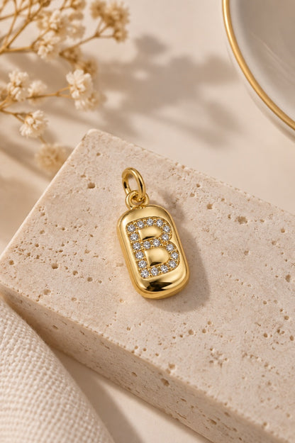 Scarlat SKU 15166 foto 2 | Pingente Letras Chapinha Quadradinha Cravejada Ouro 18k