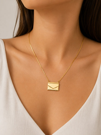 Colar Relicário Carta Ouro 18k