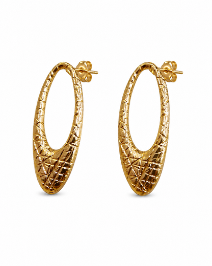 Brinco Oval Vazado Riscado MontClair Ouro 18k