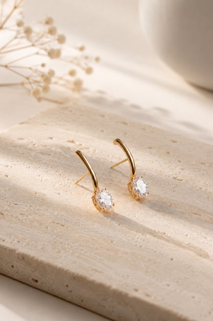Brinco Ear Hook Aste Lisa com Zircônia Oval Ouro 18k