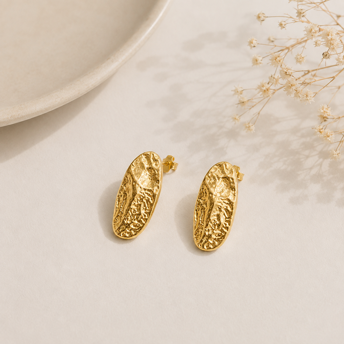 Brinco Oval Orgânico Martelado MontClair Ouro 18k