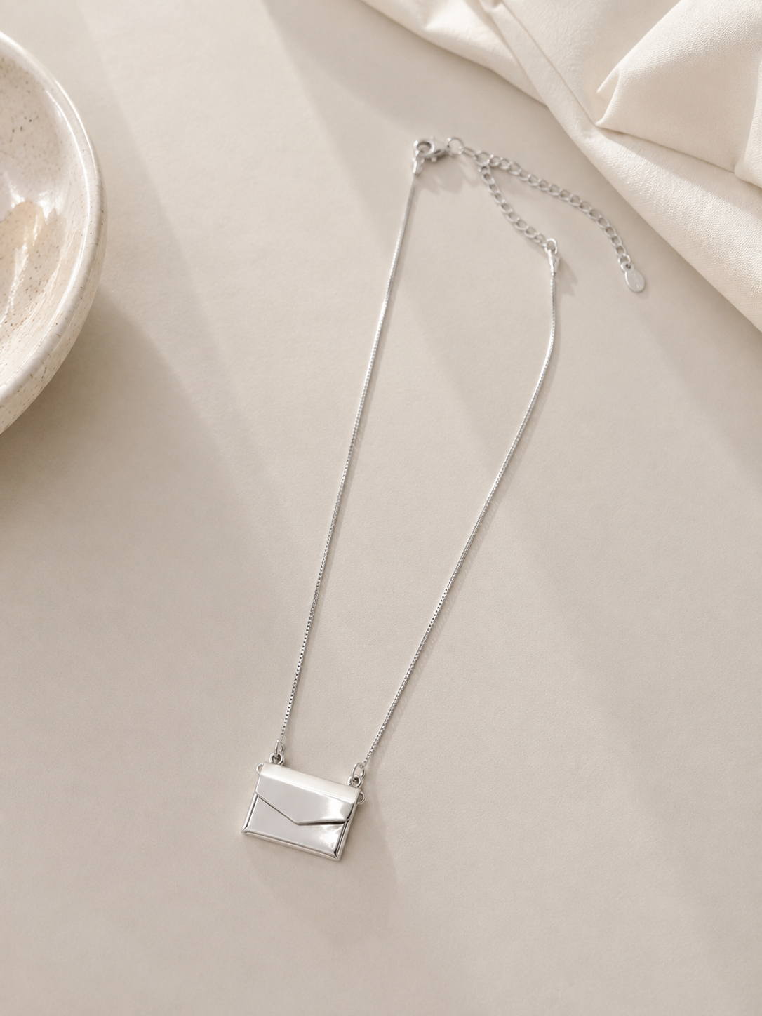 Colar Relicário Carta na Veneziana 45cm Ródio Branco