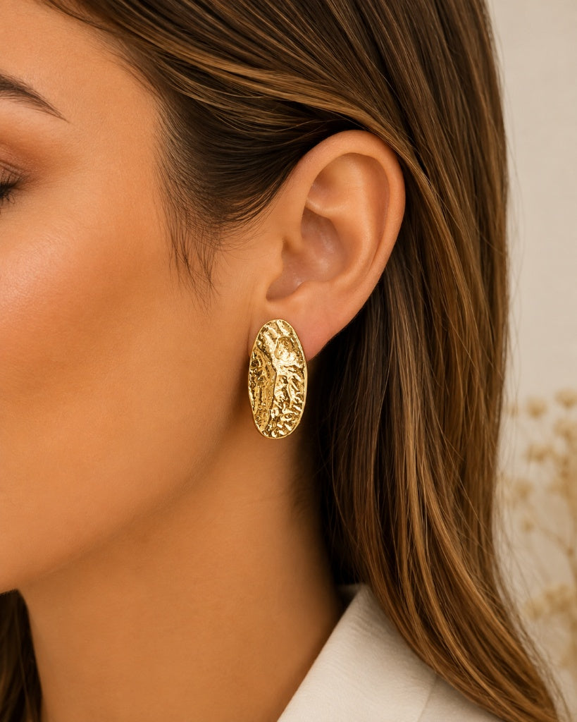 Brinco Oval Orgânico Martelado MontClair Ouro 18k