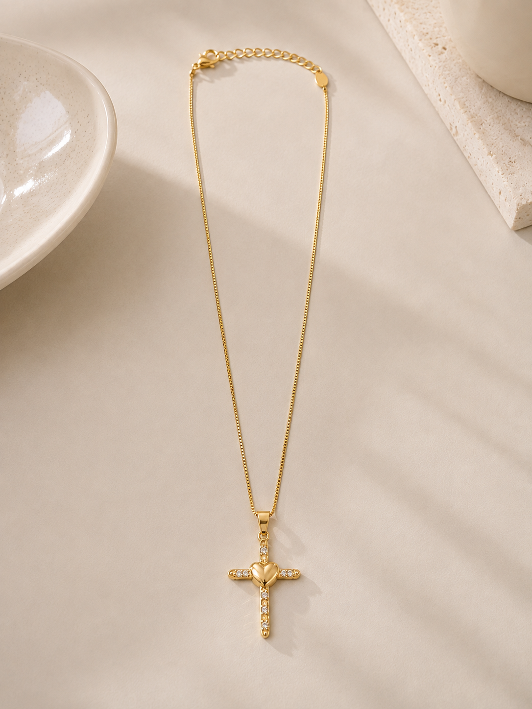 Colar Crucifixo Cravejado com Coração Ouro Liso 18k