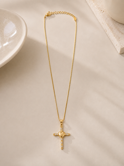 Colar Crucifixo Cravejado com Coração Ouro Liso 18k