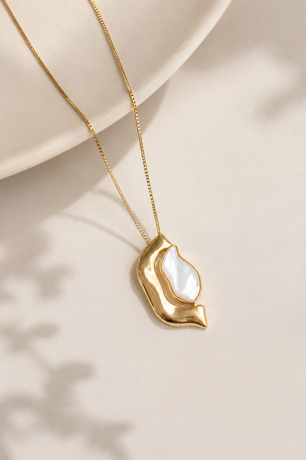Colar Orgânico Madre Pérola Vertical Ouro 18k