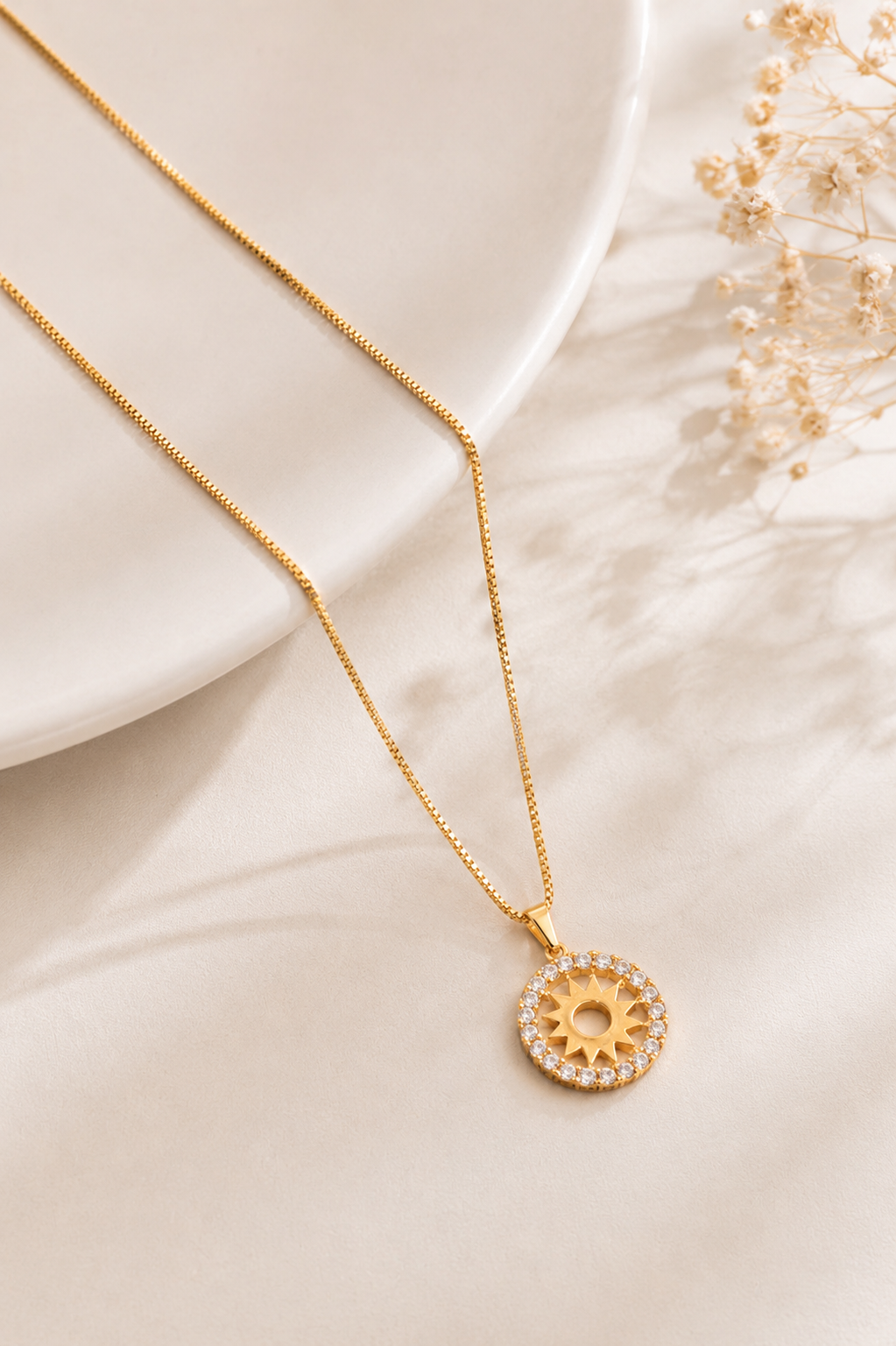 Colar Sol com Círculo Cravejado Ouro 18k