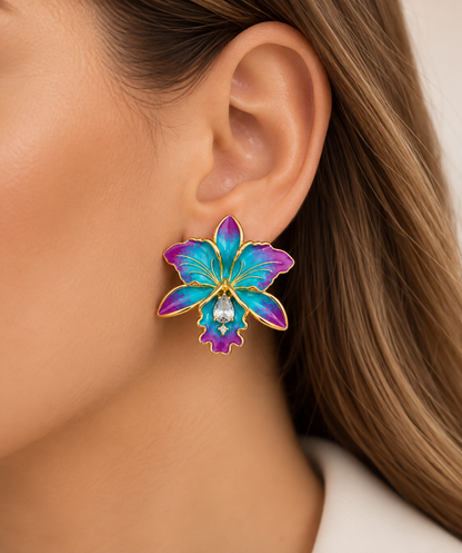 Scarlat SKU 15104 foto 3 | Brinco Orquídea  Esmaltado Ouro 18k