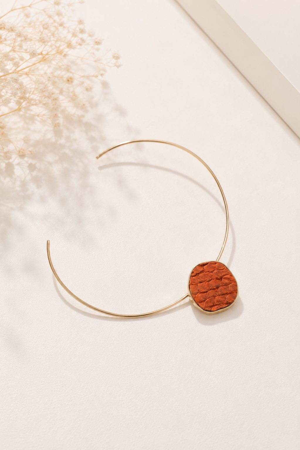 Aro Orgânico Couro de Tilápia Coral Ouro 18k