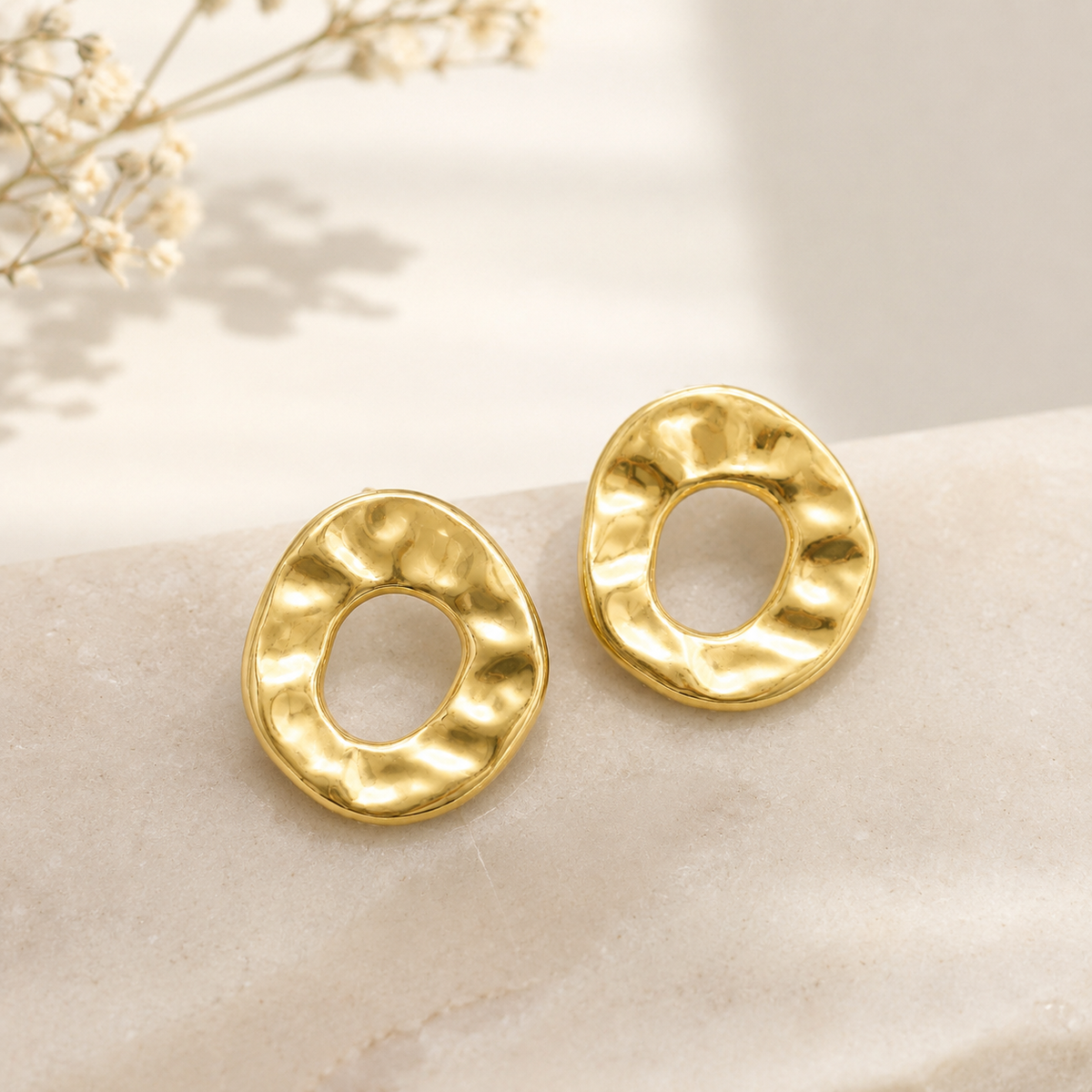 Brinco Oval Desregular Vazado Martelado Ouro 18k