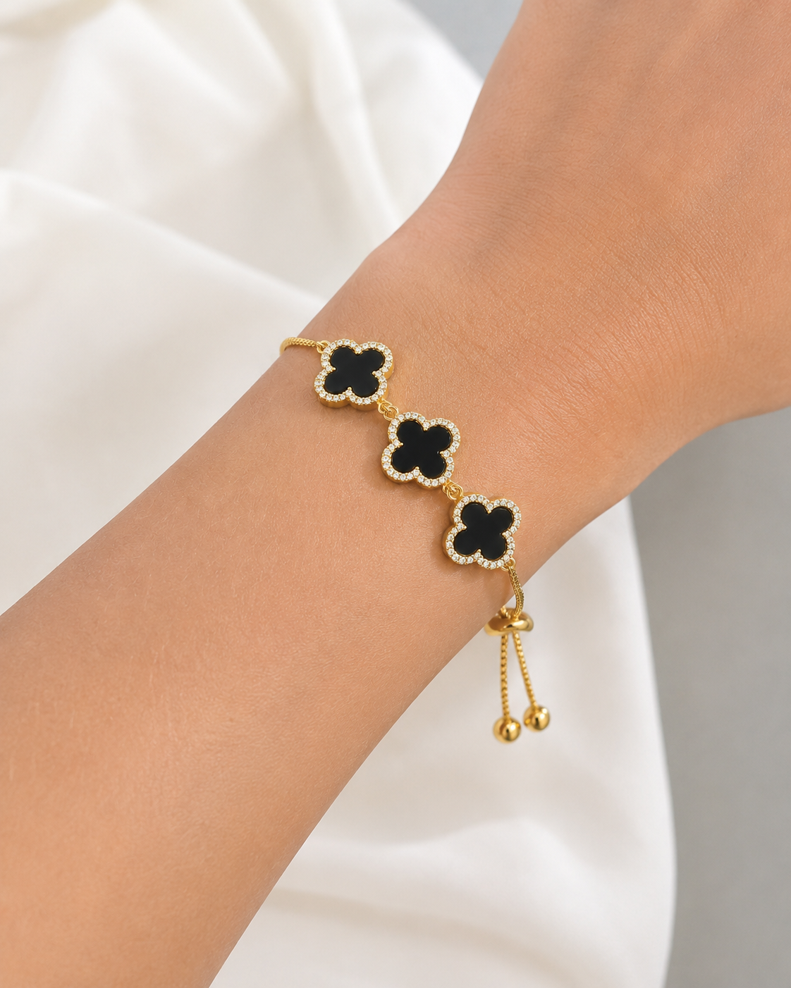 Pulseira Inspiração Trevo Micro Zircônia Preto com Regulagem Ouro 18k