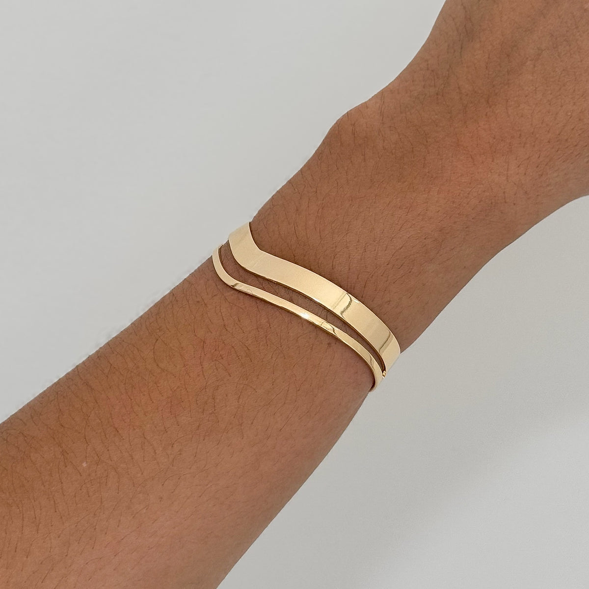 Bracelete Vazado Curvo Folheado em Ouro 18K