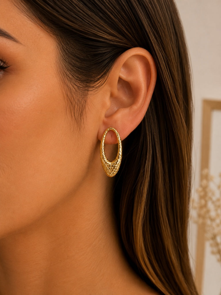 Brinco Oval Vazado Riscado MontClair Ouro 18k