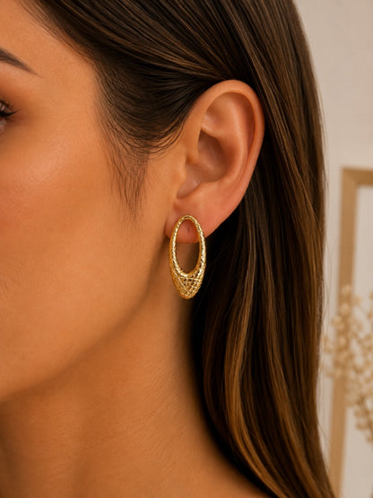 Brinco Oval Vazado Riscado MontClair Ouro 18k