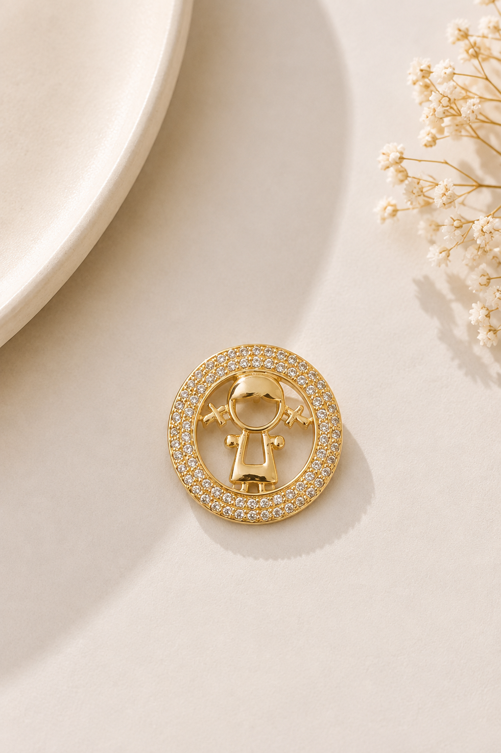 Pingente Menina Cravejada Ouro 18k