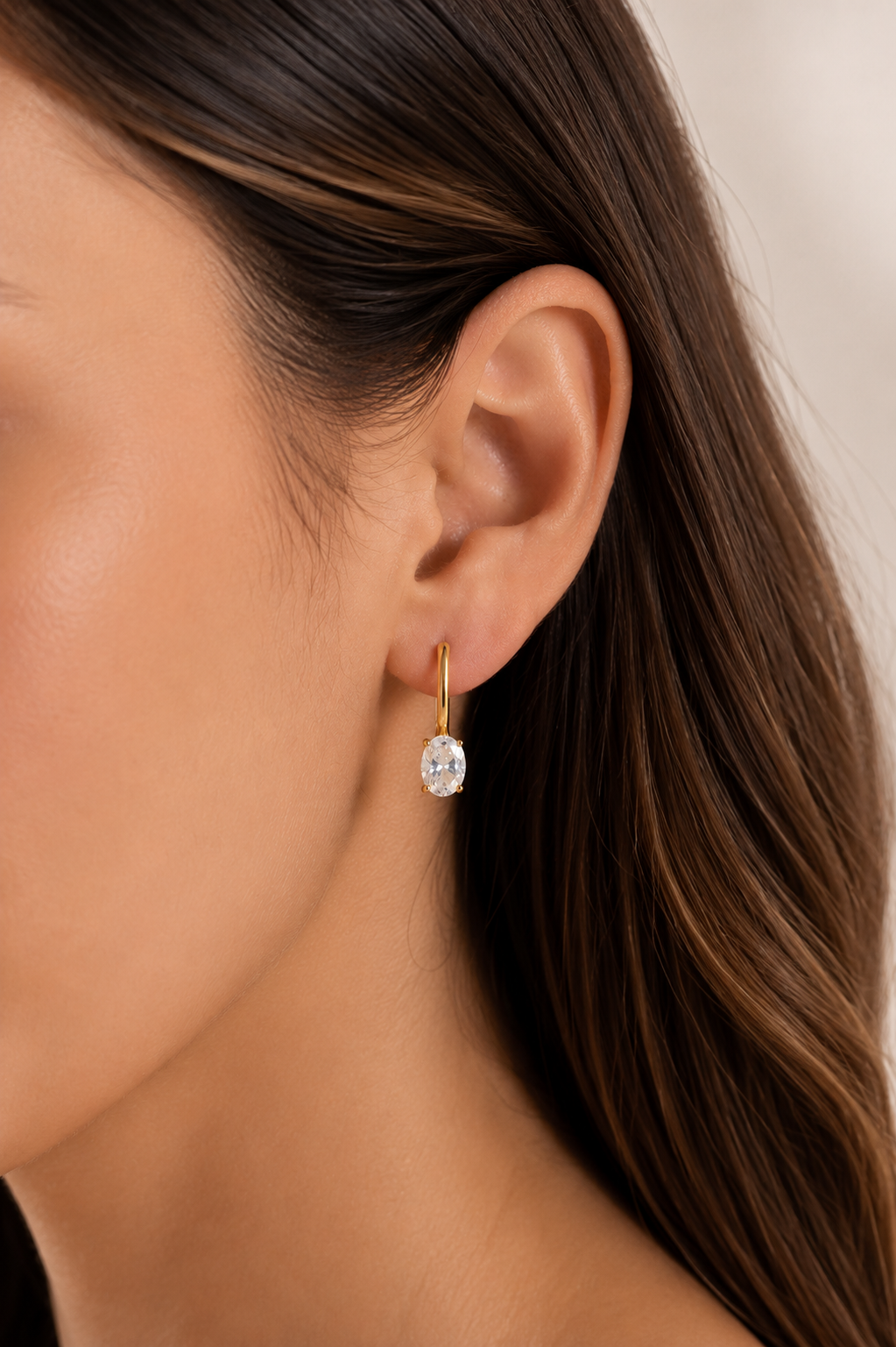 Brinco Ear Hook Aste Lisa com Zircônia Oval Ouro 18k