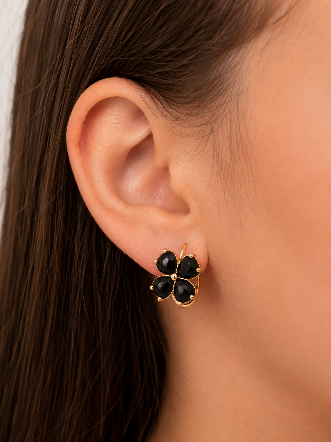 Brinco Flor de Ônix Ouro 18k