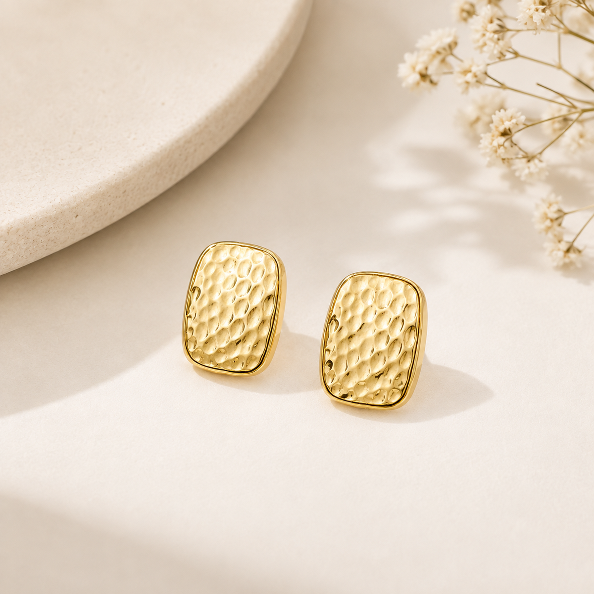 Brinco Retangular Martelado MontClair Ouro 18k