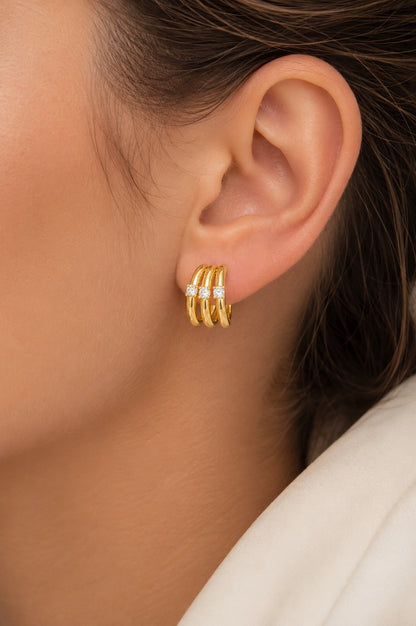 Brinco Meia Argola Tripla com Três Zircônias Ouro 18k