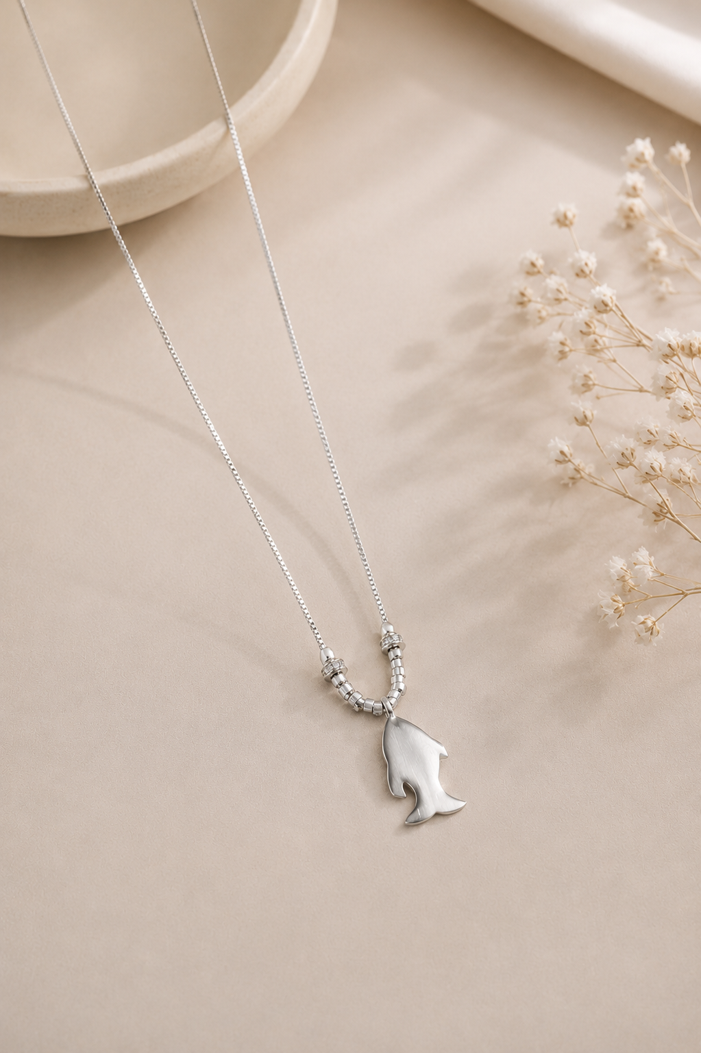 Colar Peixe com Pedra Cravejada Ródio Branco