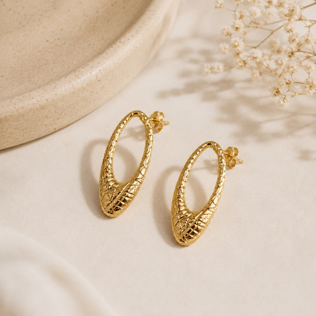 Brinco Oval Vazado Riscado MontClair Ouro 18k