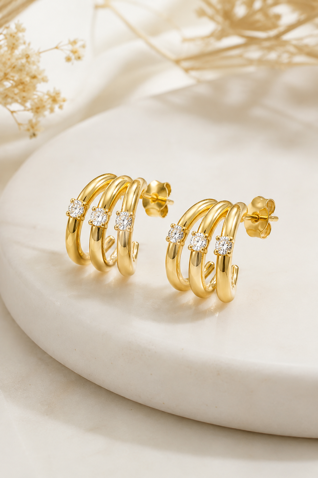 Brinco Meia Argola Tripla com Três Zircônias Ouro 18k