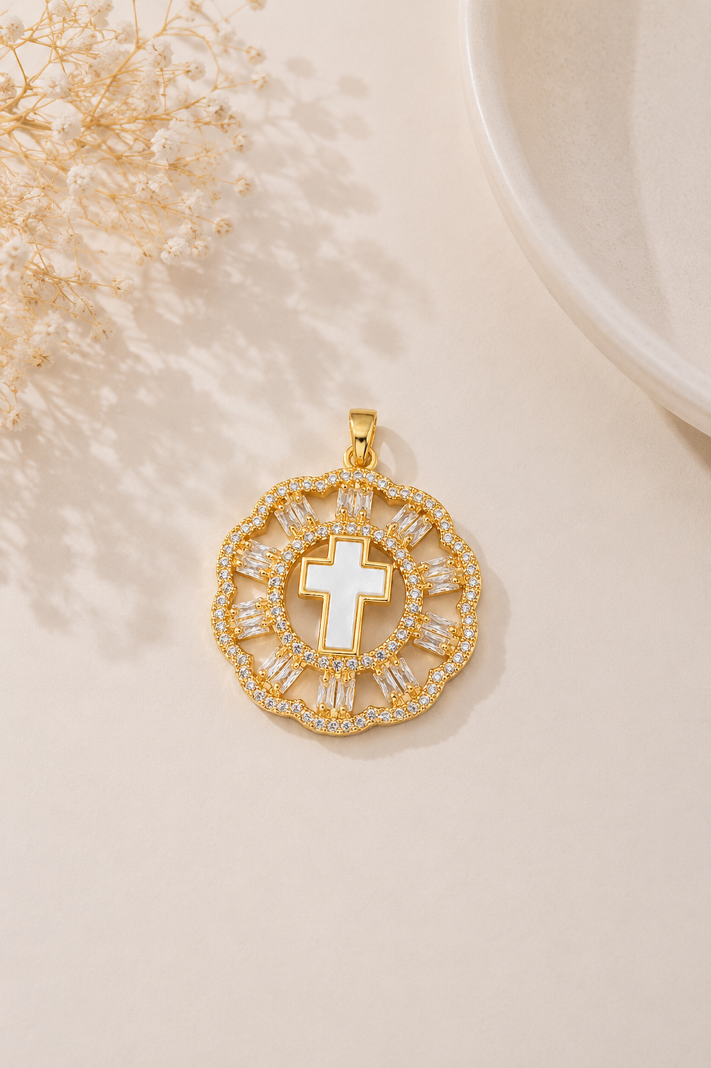 Pingente Cruz Madre Pérola Cravejada Ouro 18k