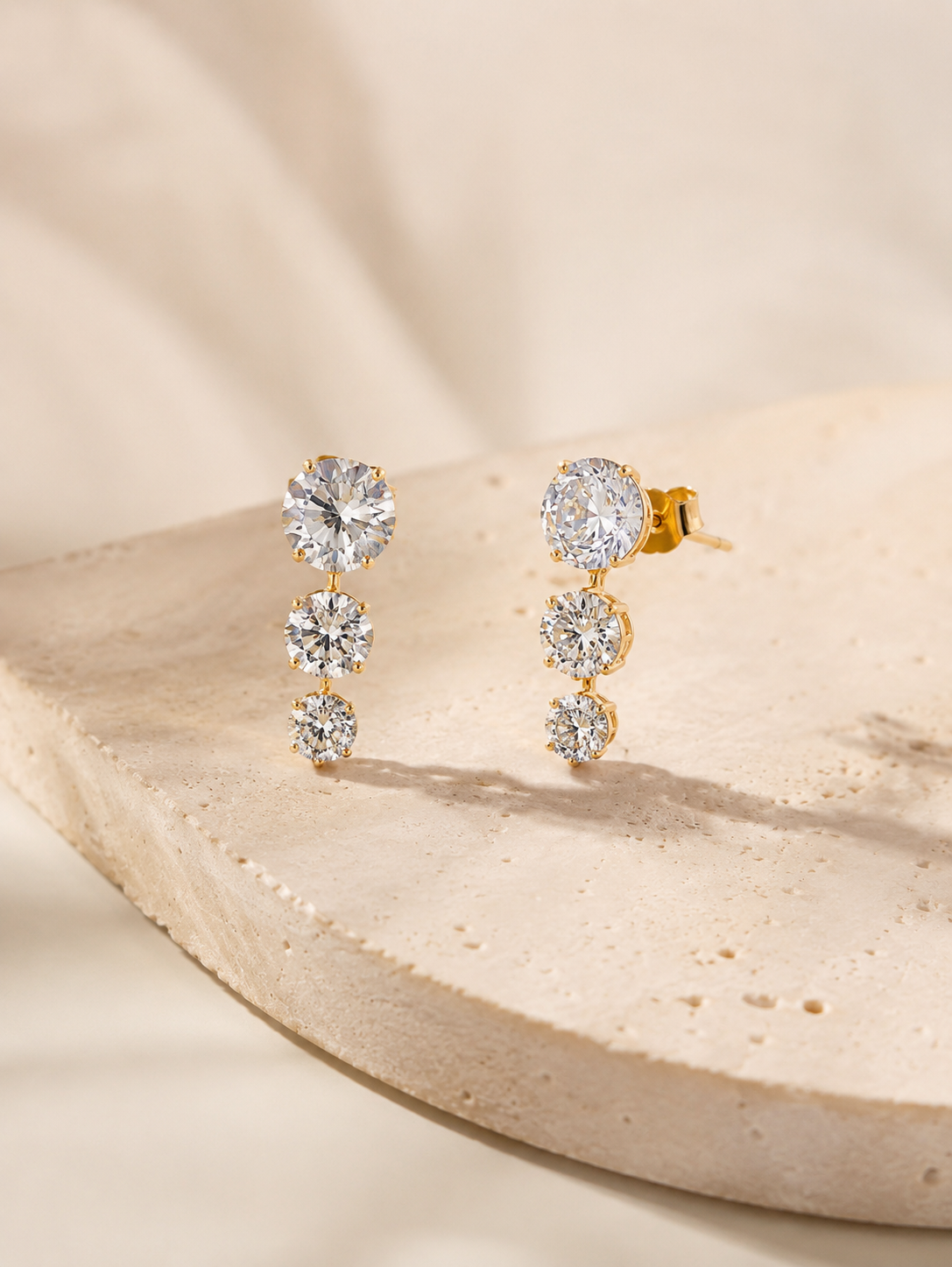 Brinco EarCuff Três Zircônias Cristal Ouro 18k
